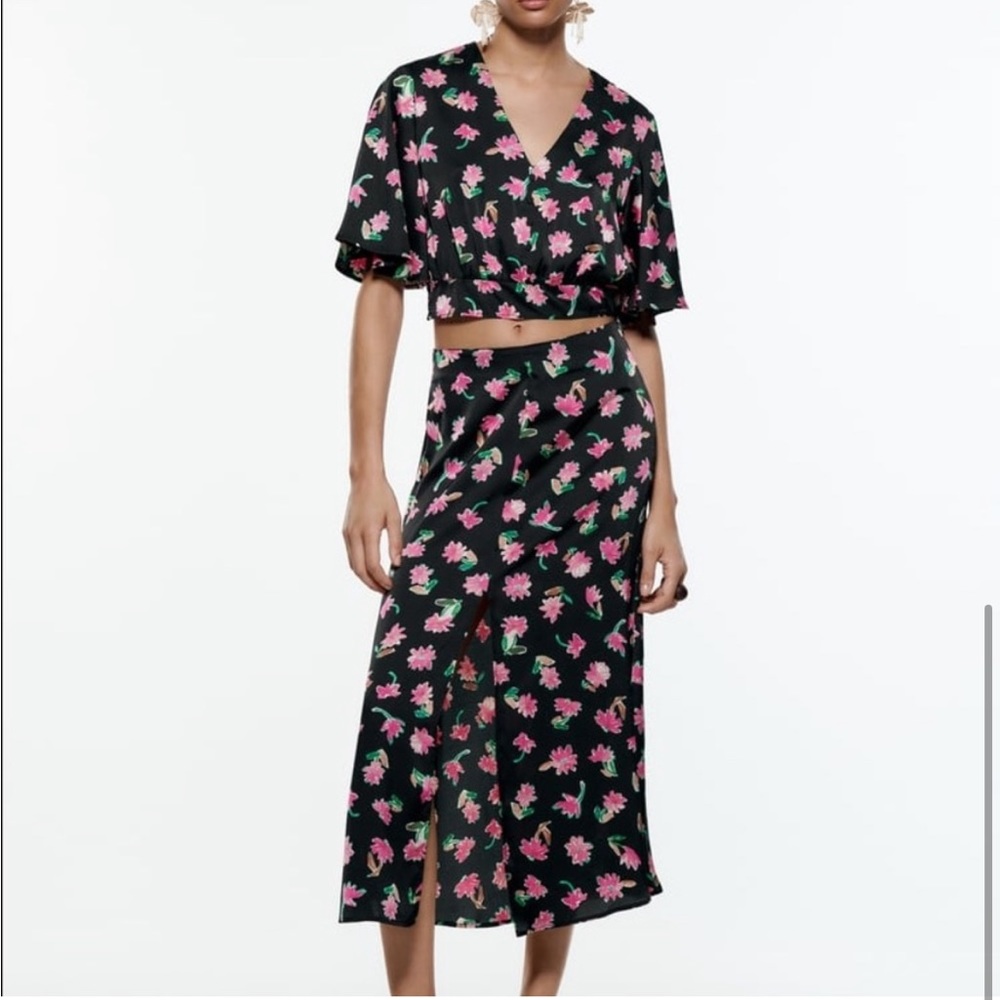 Zara black pink floral midi skirt. Size small. Front slit.